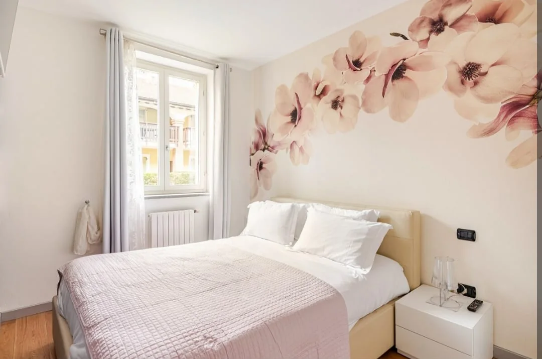 La camera matrimoniale del Granaio nr 5, con la parete decorata a fiori