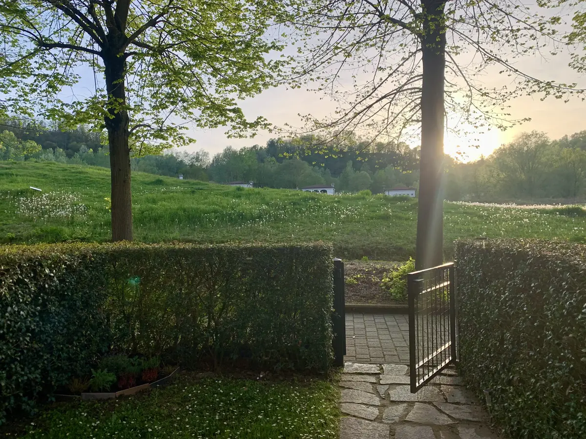 Il giardino privato con il cancelletto aperto sul prato
