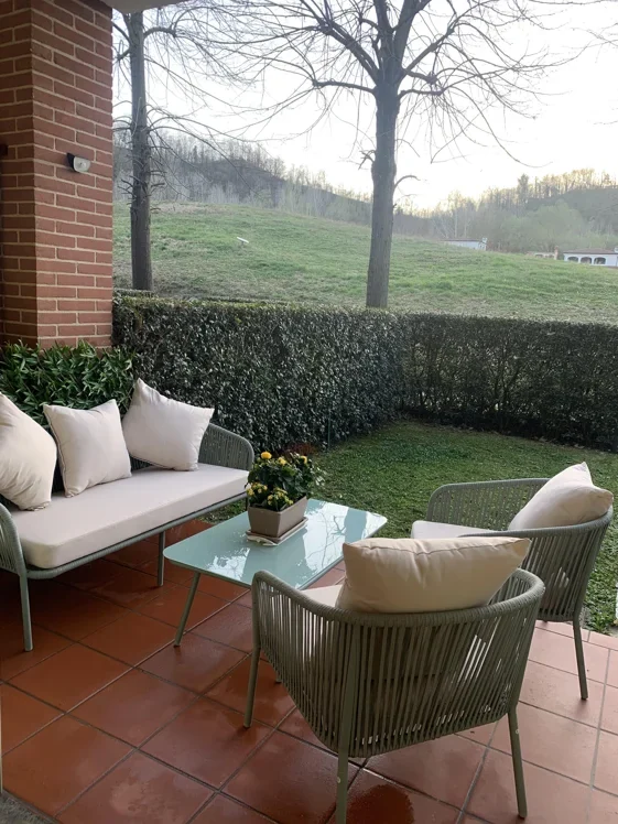 Il patio del Granaio nr 5 con divanetto e poltrone, affacciato sul prato